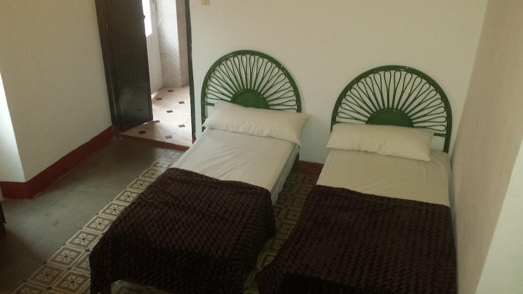 Pension Bailen Sevilla Bagian luar foto